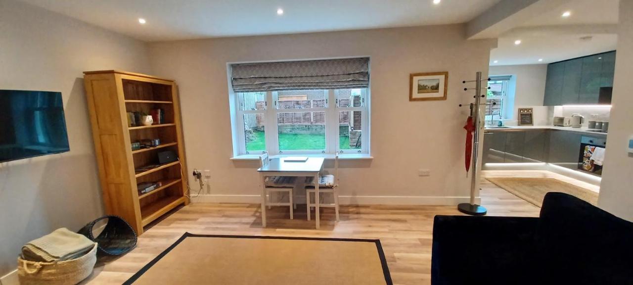 Bright, Spacious And Modern, Garden Flat In Central Windsor, Private Entrance, Free Parking, Ev Point, Garden View, Close To Legoland, Windsor Great Park, Ascot, Heathrow Экстерьер фото